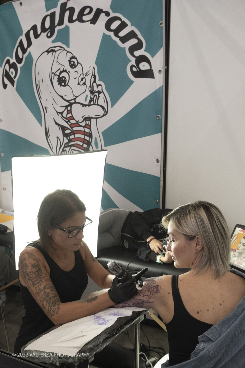 _DSF6886 copia.jpg - 24/09/2022. Torino. Presente in cittÃ  il meglio del mondo del tattoo grazie a 250 tatuatori. Nella foto tatuatore al lavoro nel suo stand